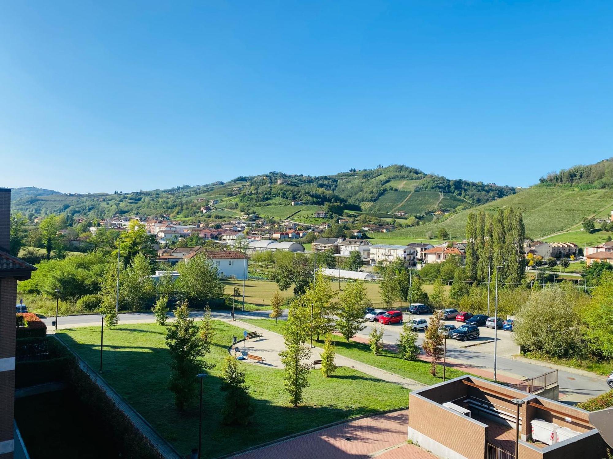 Attico Nel Cuore Delle Langhe - Free Parking Wi-Fi E Ac Alba  Zewnętrze zdjęcie